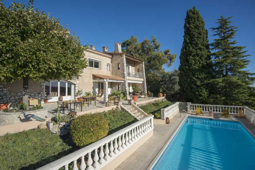 Vue de la Bastide depuis la piscine