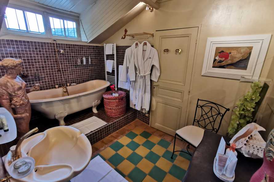 La salle de bain de la chambre La Piscine: élégance et raffinement