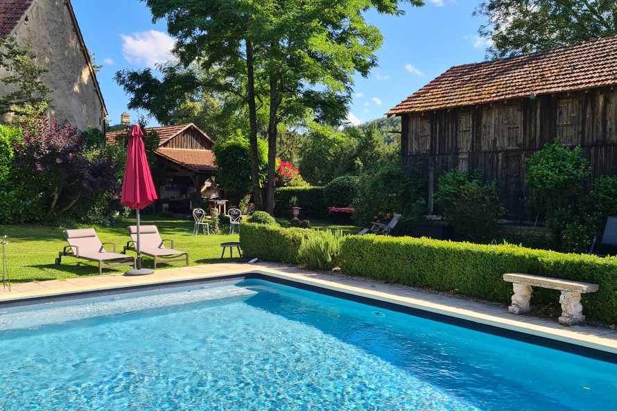 Ferme de Tayac - Piscine et une des terrasse couverte dans une partie du jardin