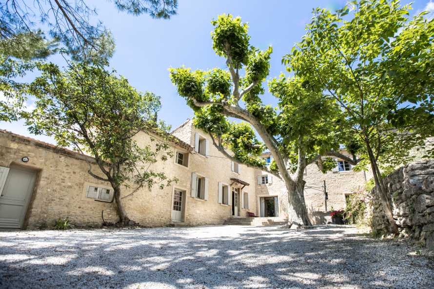 La cour du Prieuré la Madelène chambre d'hôtes de charme Mont Ventoux