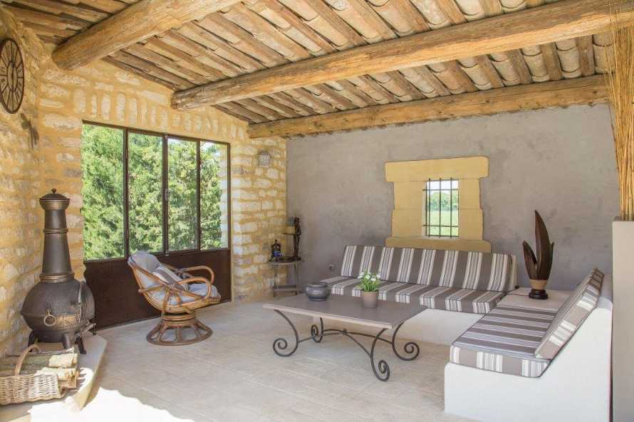 The Pool House and its lounge much appreciated by our guests during summertime