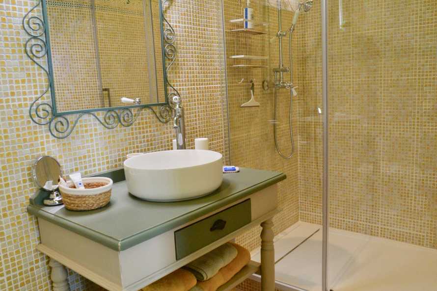 Il bagno della camera Romance ad Arles